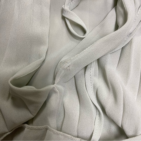 H&M Pleated Blouse Women's Size Medium Light Green Sage Sleeveless‎ Flowy A-Line - Picture 9 of 9